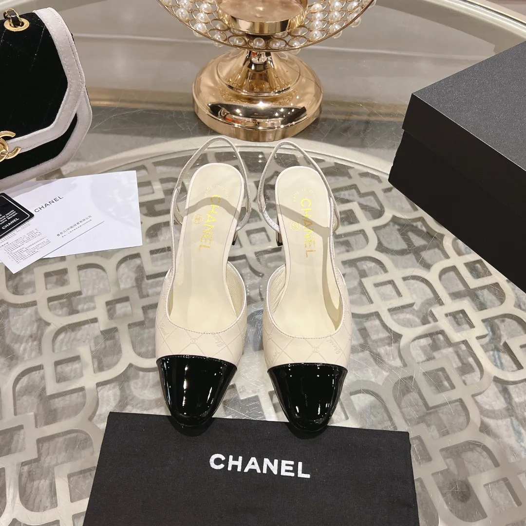 👟👟Ex-factory price 540👟👟 CHANEL Xiangjia 24vs spring and summer new fashion sandals series... Chanel is a very comprehensive noble fashion lifestyle brand. The same models are sold by major fashion bloggers and celebrities in Hong Kong, the United States, and other countries. They are simply beautiful. I fall in love with elegance and the playful sense of the future. I want to own them right away just by looking at them. But you can really think about a pair of exquisite high heels. This series is specially designed for extraordinary and indifferent ladies to create a unique overall effect. CHANEL designs products that inspire women to move forward and highlight their charm... 1️⃣Material: Original customized patent leather + imported sheepskin 2️⃣Inner lining: Original customized imported sheepskin 3️⃣Feet: Original customized imported sheepskin 4️⃣Outsole: Genuine leather sole imported from Italy 5️⃣Heel height: 2.5cm/6.5cm/9cm 6️⃣Number: 34-43 (34.40.41.42.43 customization is not returnable) 7️⃣Packaging: The latest and exquisite full set of packaging at the counter